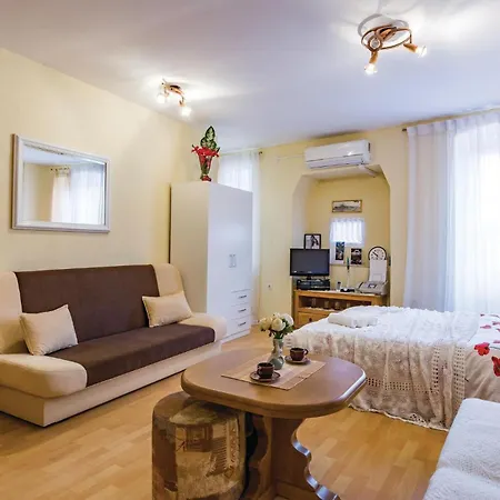 Apartment Stunning In With Wifi Rovinj